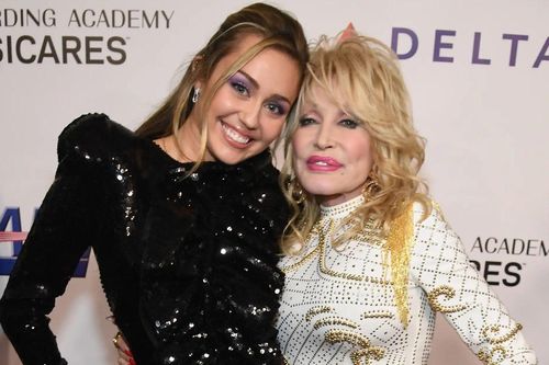 Miley Cyrus bật khóc khi tưởng nhớ Dolly Parton: 'Không gì có thể chia cắt chúng tôi'
