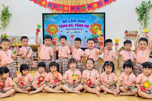 Khi đôi bàn tay bé xíu 'cất lời' tri ân