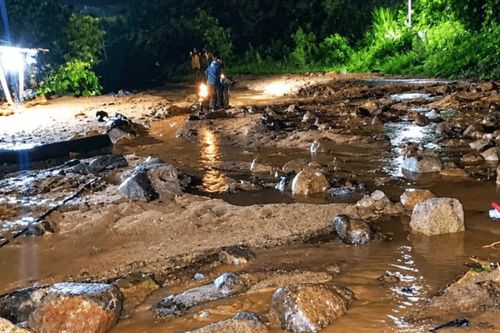 Khẩn trương khắc phục đất, đá tràn xuống đèo Đa Mi sau lũ
