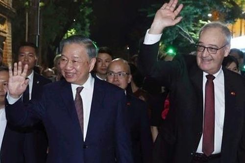 Tổng Bí thư, Chủ tịch nước Tô Lâm và Phu nhân cùng Tổng thống Thụy Sĩ và Phu nhân dạo phố đi bộ hồ Hoàn Kiếm