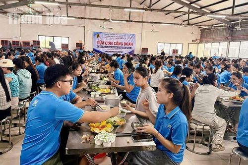 “Bữa cơm công đoàn” ấm tình sẻ chia