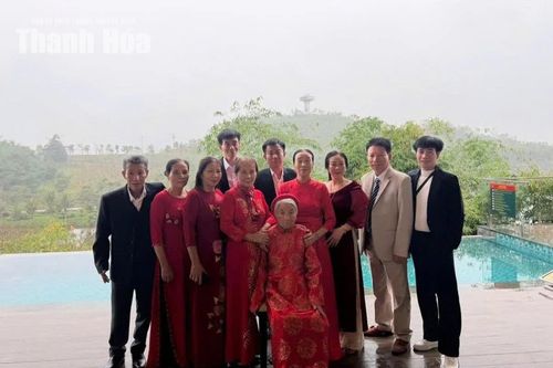 Mẹ Doãn và 10 “dải hoa” làng biển