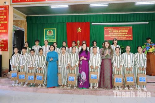 Trao 110 suất quà cho phạm nhân nữ nhân dịp 20/10