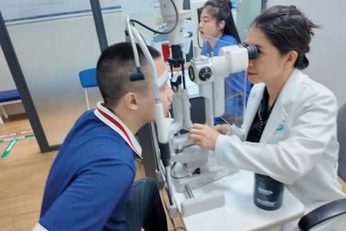 Cảnh báo từ bác sĩ về biến chứng do cận thị bệnh lý