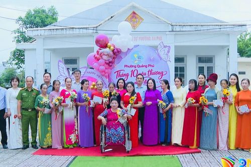 Phường Quảng Phú trao quà, thẻ bảo hiểm y tế cho phụ nữ khó khăn