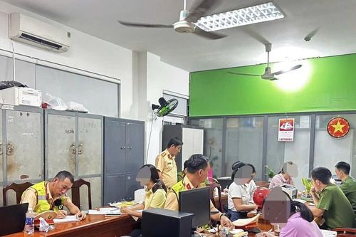 Ngồi giữa đường đèo Hải Vân chụp ảnh, 6 phụ nữ bị xử phạt