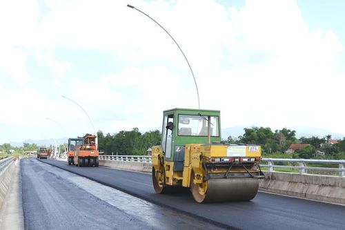 Gấp rút hoàn thành đường dẫn phía nam cầu Sông Thu