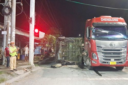 Xe đầu kéo chở quá tải bị lật tại cổng chào Khu công nghiệp Mỹ Tho
