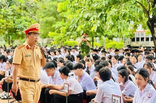 Tuyên truyền pháp luật về giao thông, phòng ngừa đuối nước cho học sinh Trường THPT số 2 Phù Cát