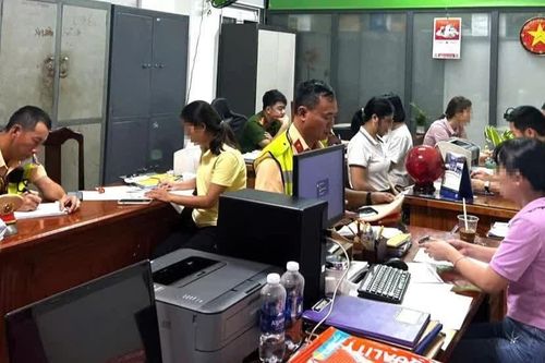 Dừng xe, đứng giữa đường đèo chụp ảnh có thể bị xử lý ra sao?