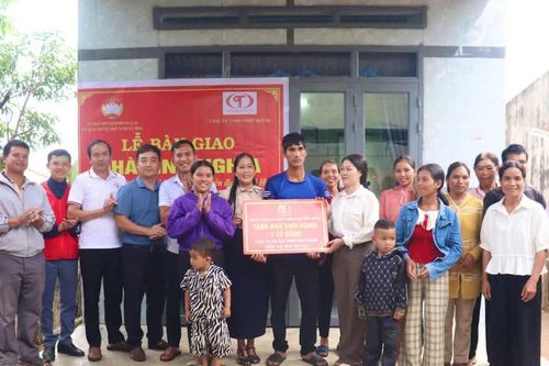 Xã Hra bàn giao 10 căn nhà tình nghĩa cho các hộ có hoàn cảnh khó khăn