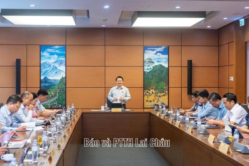 Phó Bí thư Tỉnh ủy Sùng A Hồ chủ trì phiên thảo luận tổ