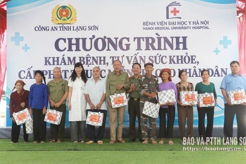 Khám bệnh, tư vấn sức khỏe, cấp phát thuốc miễn phí cho Nhân dân tại xã Khuất Xá