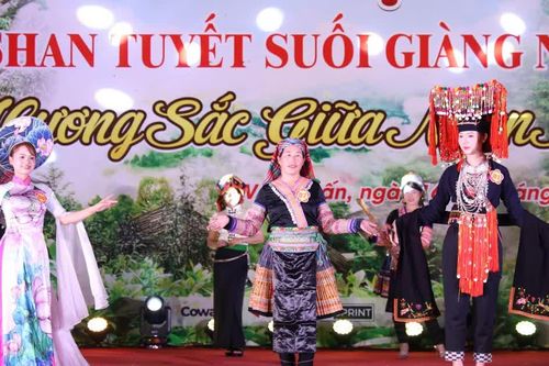 Suối Giàng: Đặc sắc đêm tiệc trà và trình diễn trang phục các dân tộc