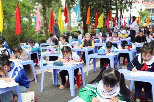 Thiếu nhi Lâm Đồng vẽ tranh chào mừng Festival Hoa Đà Lạt
