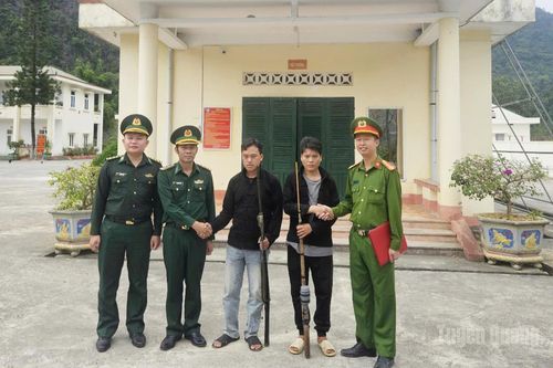 Tiếp nhận khẩu súng tự chế do người dân tự nguyện giao nộp