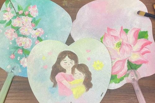 Vẽ hoa trên quạt tặng người thân