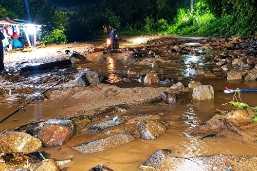 Lâm Đồng: Khơi thông đèo Đa Mi sau lũ cuốn, đất đá tràn xuống đường