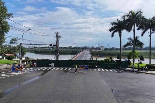 Đóng đường, cấm xe qua lại cây cầu hơn 60 năm tuổi ở Quảng Ngãi
