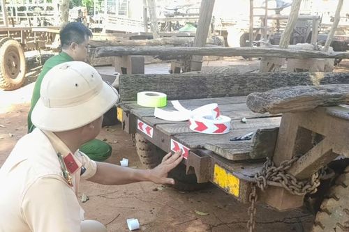 Tuyên truyền ATGT cho chủ xe và dán phản quang hơn 300 xe công nông, xe máy kéo ở Gia Lai