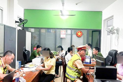 Ngồi giữa đèo Hải Vân chụp ảnh, 6 phụ nữ bị xử phạt