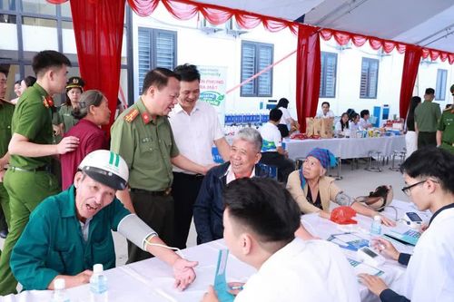 Công an Lạng Sơn phối hợp Bệnh viện Đại học Y Hà Nội khám bệnh cho nhân dân xã biên giới