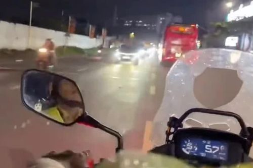 Cảnh sát giao thông hỗ trợ đưa người phụ nữ đến bệnh viện cấp cứu
