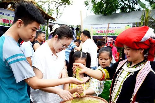 Bay xa hương cốm vùng cao Hợp Thành