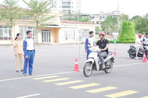 Trên 220 công chức, viên chức được hướng dẫn kỹ năng lái xe an toàn