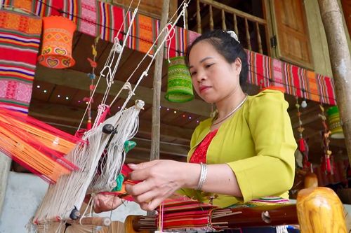 Trưng bày, trải nghiệm nghề dệt thổ cẩm, trang phục Mường xã Thạch Quảng
