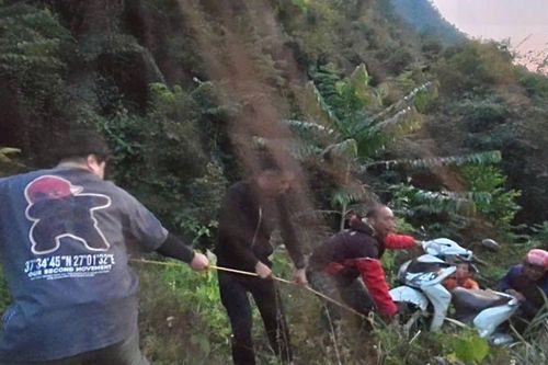 Kịp thời giải cứu 2 du khách gặp tai nạn do xe máy mất phanh tại Cao Bằng