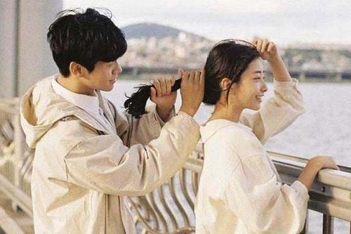 Chia tay người yêu lâu năm cưới chị sếp hơn 12 tuổi, 5 năm sau gặp lại em và người đi bên cạnh tôi bủn rủn chân tay