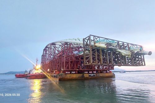 Cận cảnh đoàn lai dắt sà lan chở nhịp cầu 3.400 tấn vượt sông về Bến Bạch Đằng