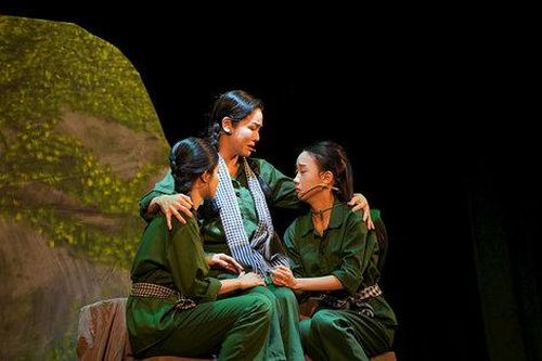 'Cuốn truyện bị đốt': Hành trình tìm lại sự thật từ những trang viết
