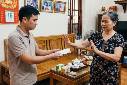 Sống đến tuổi 60 mới thấy, dại nhất là khi con cái biếu xén tiền bạc, quà cáp, bố mẹ thích lắm mà cứ thốt ra 5 câu này!