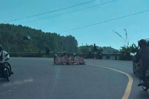 Lập biên bản xử phạt 6 phụ nữ ngồi giữa đường đèo Hải Vân chụp ảnh