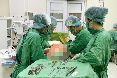 Cứu mẹ con sản phụ mang khối u xơ tử cung lớn