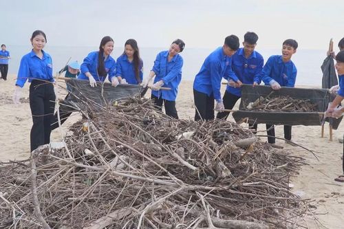 Hàng trăm người chung tay làm sạch bãi biển nổi tiếng của Quảng Trị