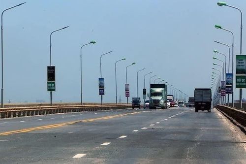 Rào chắn một nửa mặt cầu Thăng Long để sửa chữa khe co giãn