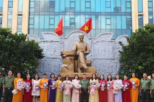 Tôn vinh đóng góp của nữ cán bộ, chiến sĩ Phòng Viễn thông, tin học và cơ yếu nhân ngày 20/10
