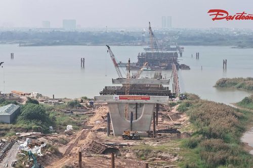 Cầu Thượng Cát sau một năm thi công: Ba trụ tháp dần thành hình giữa sông Hồng