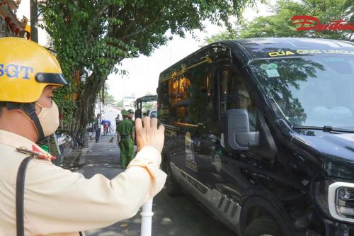 CSGT Hà Nội xử lý xe dừng, đỗ sai quy định quanh phố cổ