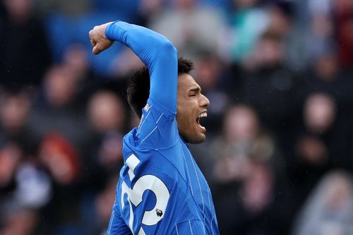Siêu phẩm từ giữa sân gây chấn động Premier League