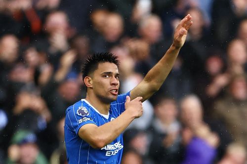 Siêu phẩm từ giữa sân gây chấn động Premier League