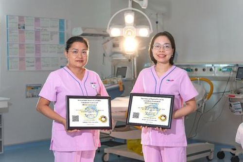 Hai nữ hộ sinh Việt Nam đạt chứng chỉ IBCLC về tư vấn sữa mẹ quốc tế