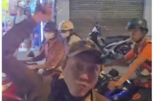 Công an làm việc với người đàn ông cầm gậy đập kính xe tải ở TP.HCM