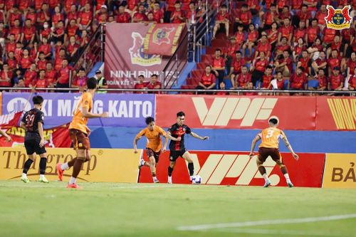 Highlight Ninh Bình vs HAGL: Rượt đuổi 7 bàn và 2 tấm thẻ đỏ