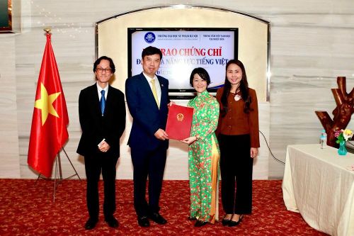 Trao chứng chỉ Kỳ thi đánh giá năng lực tiếng Việt trên máy tính tại Nhật Bản