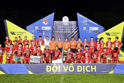 Chủ tịch LĐBĐ Việt Nam chúc mừng TP.HCM I lần thứ 8 liên tiếp vô địch quốc gia