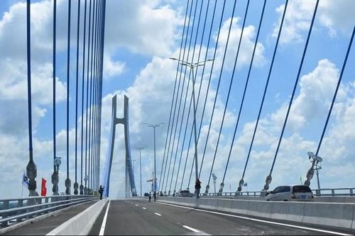 Công an Cần Thơ kịp thời cứu sống một phụ nữ nhảy cầu Vàm Cống